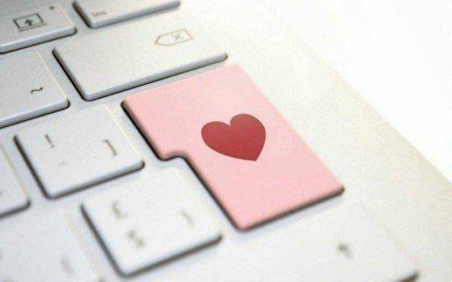 How to flirt online: the 5 secrets you should know